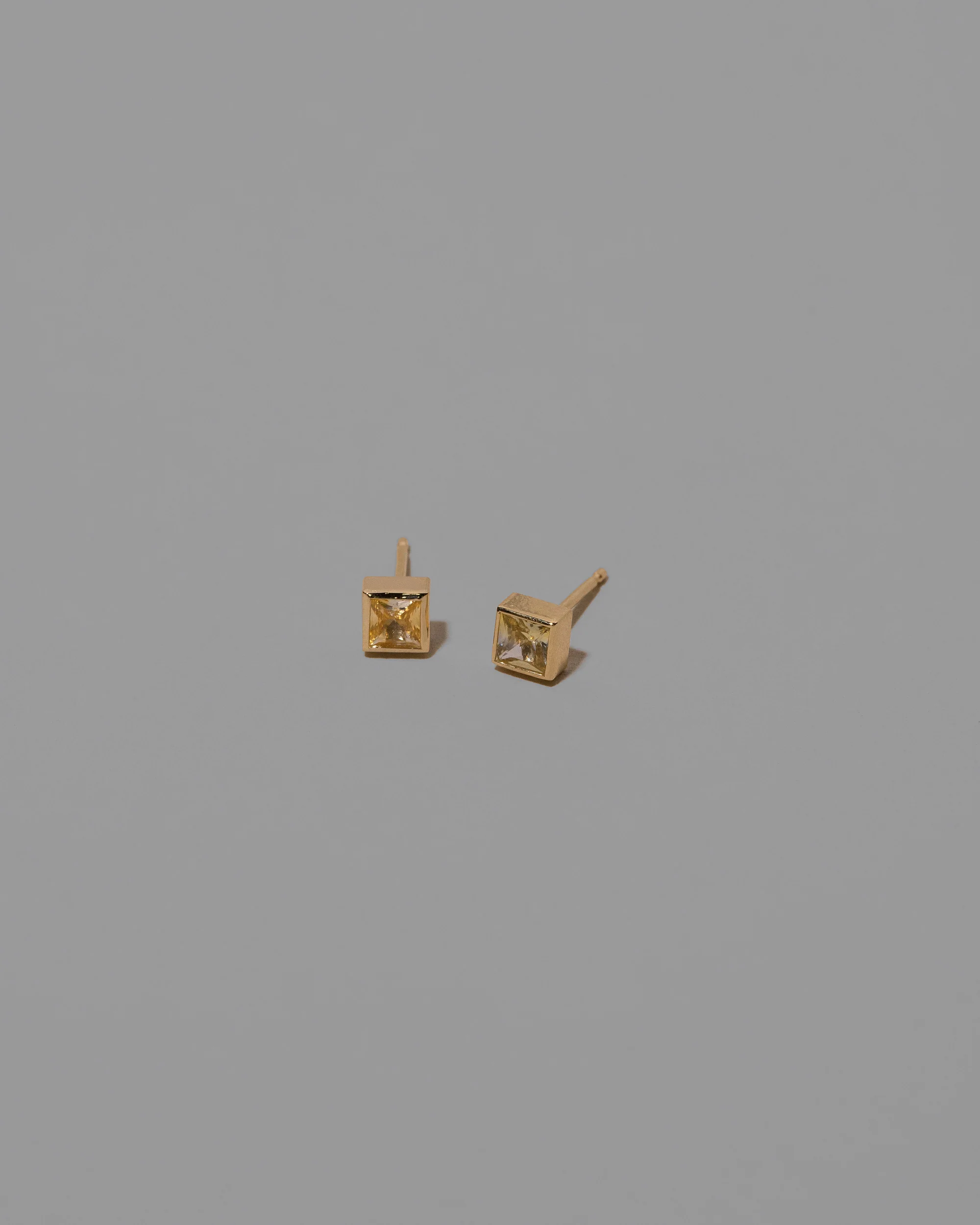 Square Frame Stud Earrings - Bicolor Sapphire