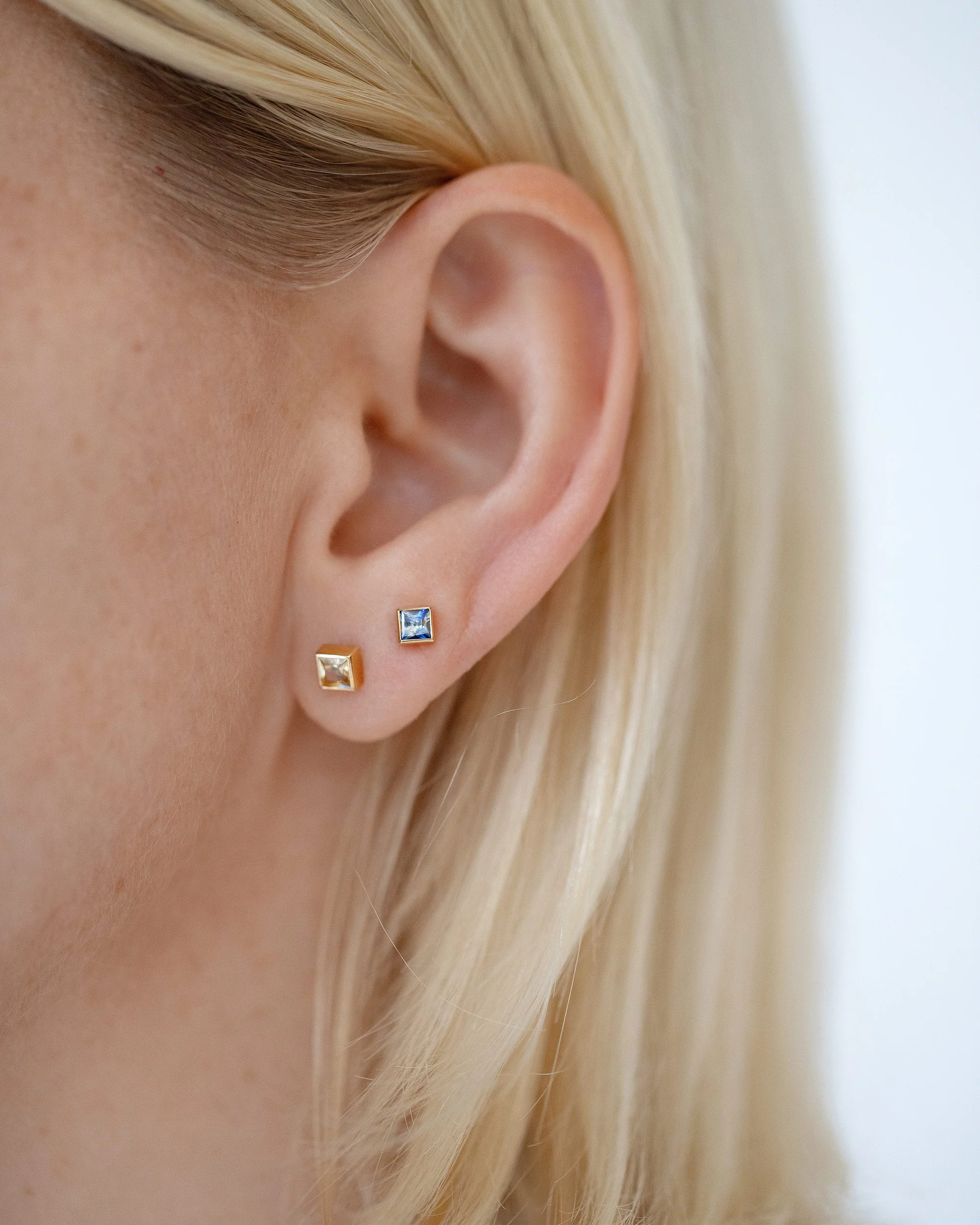 Square Frame Stud Earrings - Bicolor Sapphire - Image 2